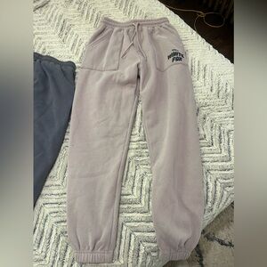 White fox sweatpants 
Size small
Too smal- just tried on and washed